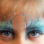 Μάτια κοριτσιού όμορφα βαμμένα με ειδικά χρώματα για face painting σε παιδική εκδήλωση